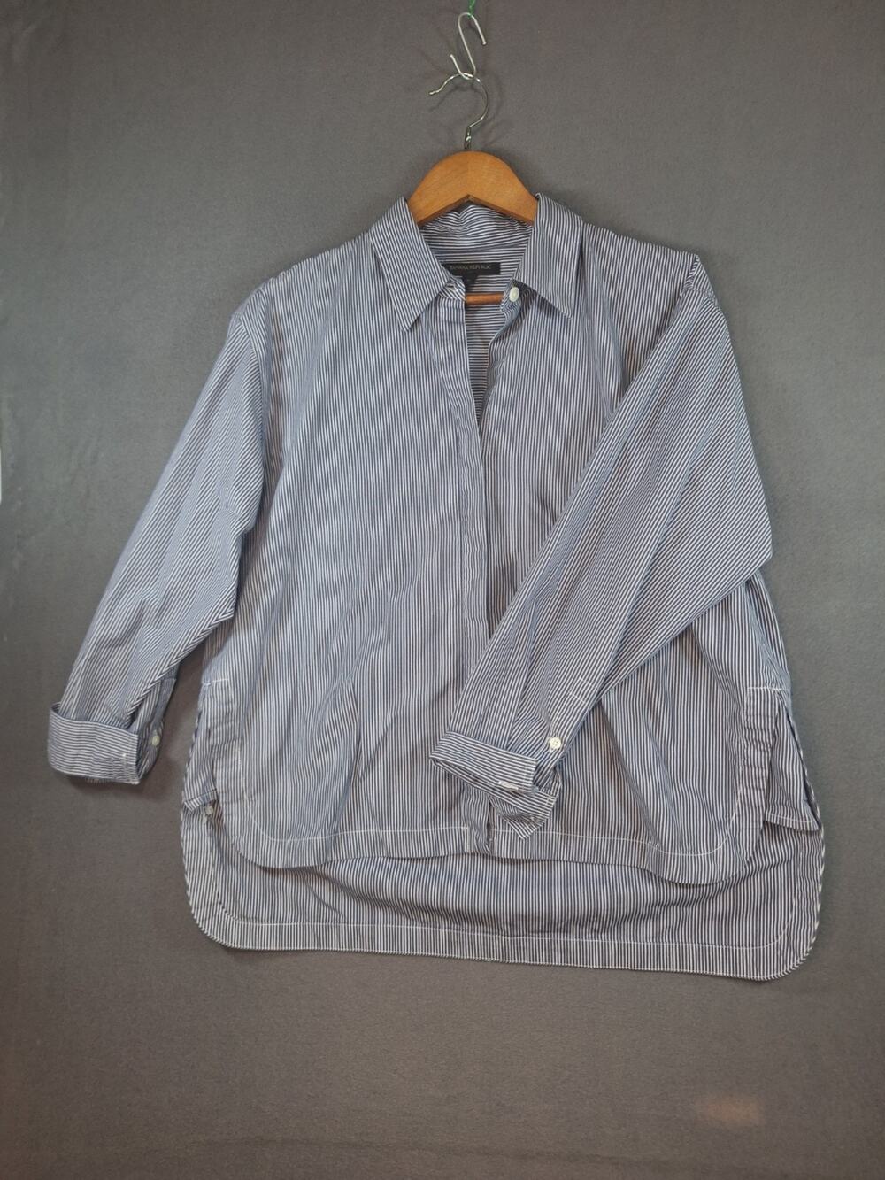 Banana Republic Womens Oversize Crescent Navy Pinstripe Size M Button Down Shirt